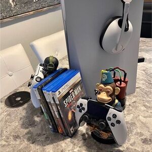 PS 5,DISC VERSION,WHITE AND BLACK COLOR.